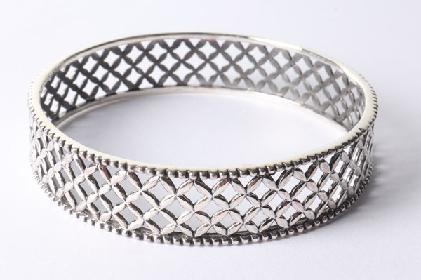 Lot 1053 - SILVER BANGLE