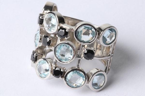 Lot 1050 - SILVER RING