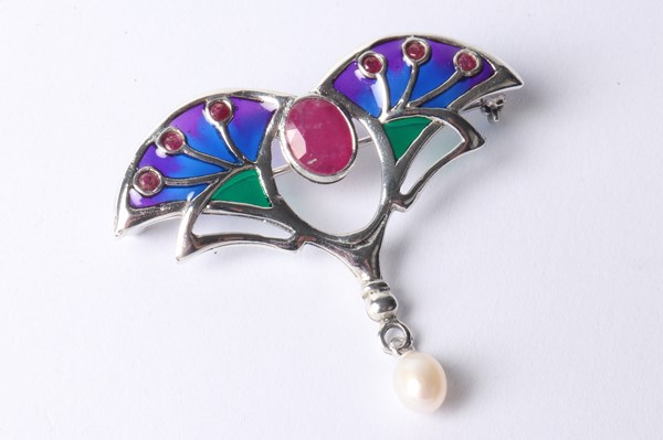 Lot 1045 - SILVER ENAMEL BROOCH