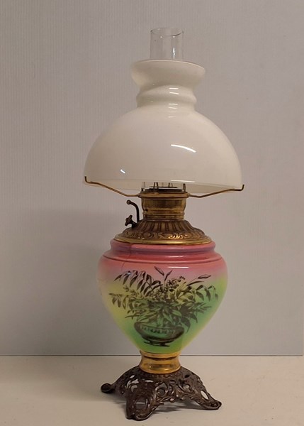 Lot 1104 - KEROSENE LAMP