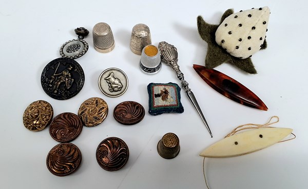 Lot 1072 - SEWING COLLECTABLES