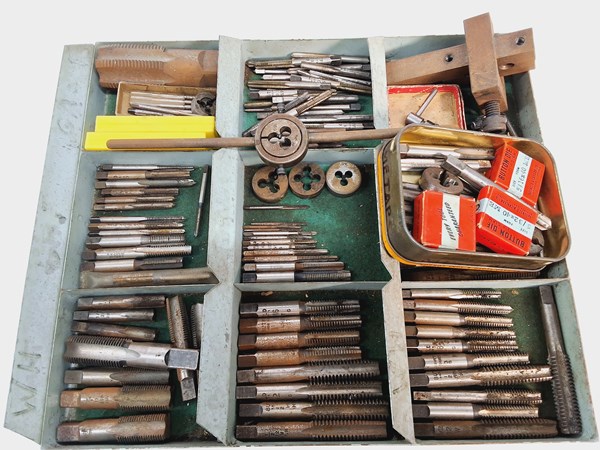 Lot 1190 - TAP AND DIE SET