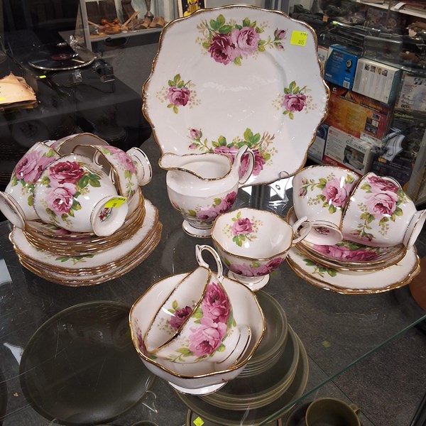 Lot 1201 - ROYAL ALBERT CHINA