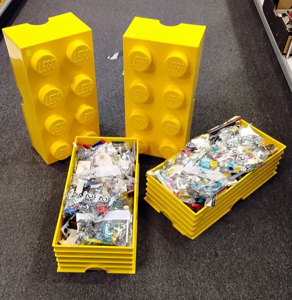 Lot 1356 - LOTS OF LEGO