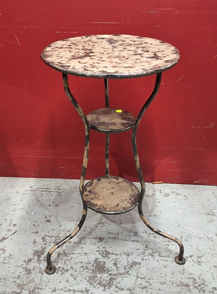 Lot 138 - TABLE