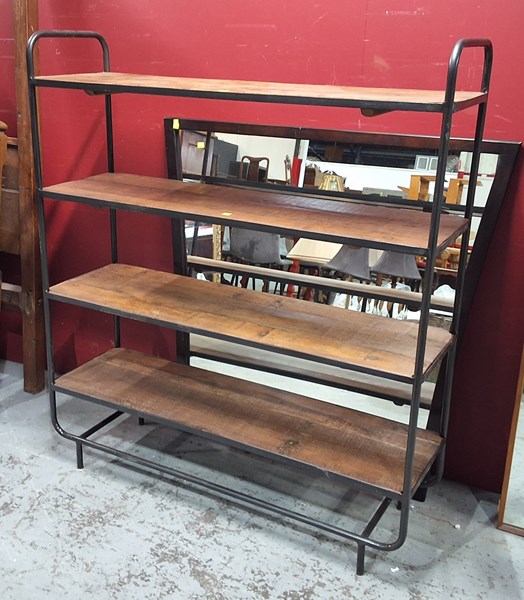 Lot 69 - BOOT MAKERS STAND
