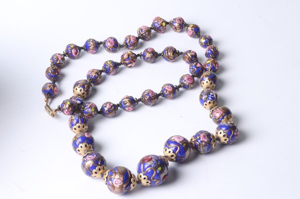 Lot 1031 - GLASS BEAD NECKLACE