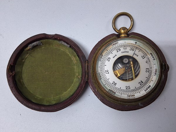 Lot 1042 - POCKET BAROMETER