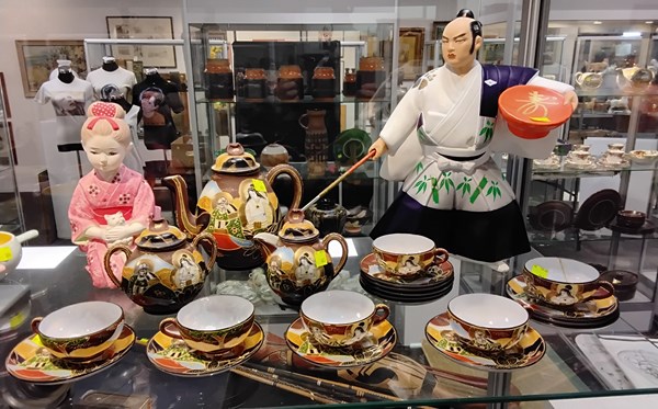 Lot 1323 - PORCELAIN TEA SET AND FIGURES