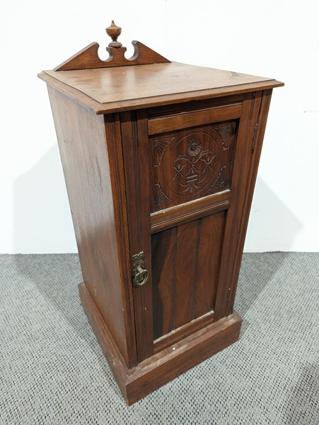 Lot 170 - BEDSIDE CABINET