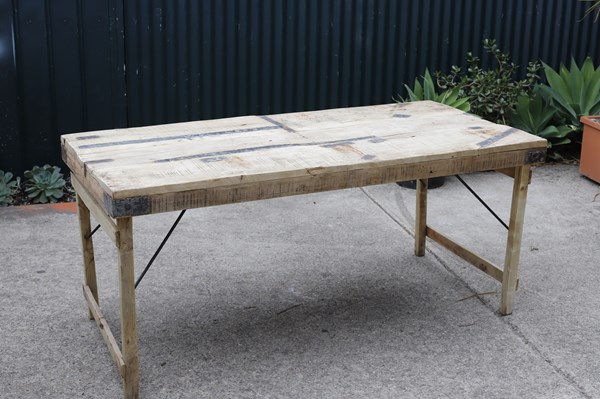 Lot 92 - DINING TABLE