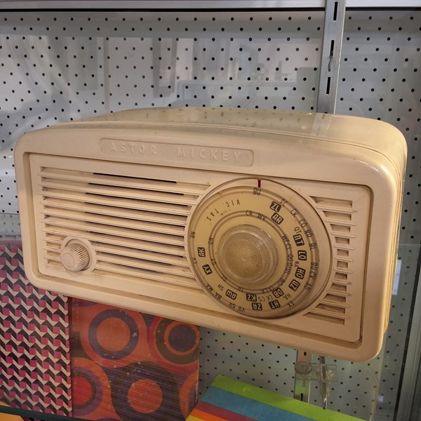 Lot 1299 - BAKELITE RADIO