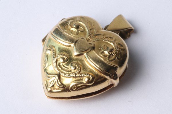 Lot 1019 - GOLD LOCKET