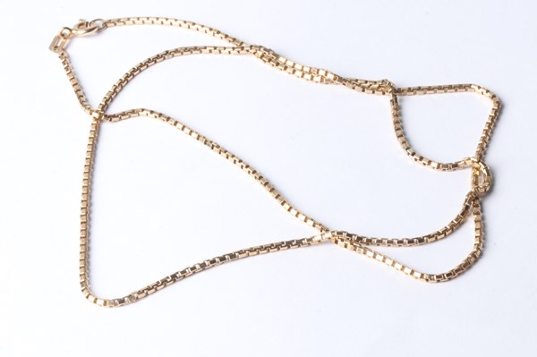 Lot 1039 - GOLD NECKLACE