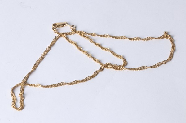 Lot 1038 - GOLD NECKLACE