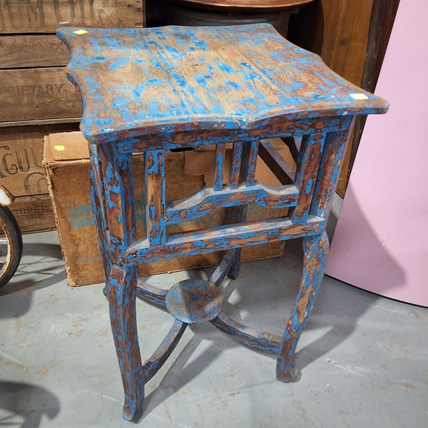 Lot 208 - LAMP TABLE