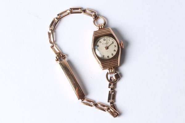 Lot 1046 - GOLD WATCH