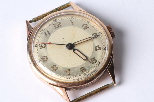 Lot 1047 - GOLD WRIST WATCH