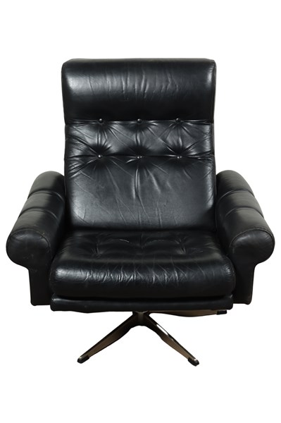 Lot 173 - LEATHER LOUNGE CHAIR