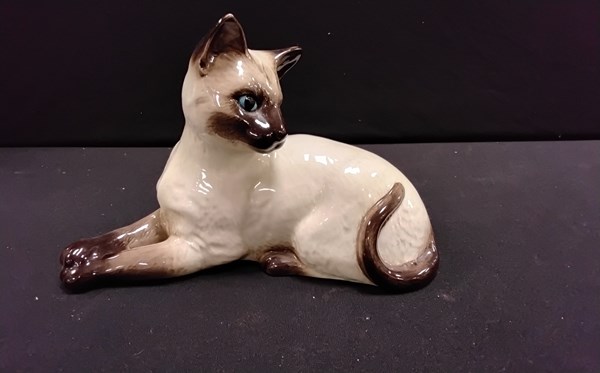 Lot 1141 - BESWICK CAT