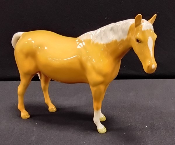 Lot 1139 - BESWICK HORSE