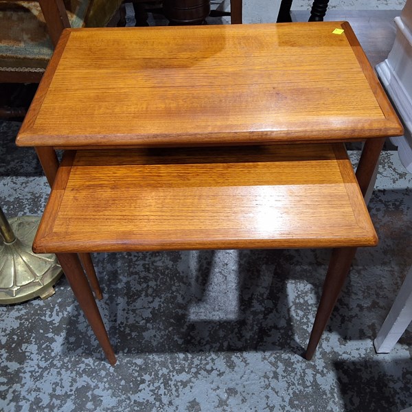 Lot 305 - NEST OF TABLES