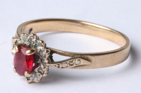 Lot 1008 - GOLD RUBY RING