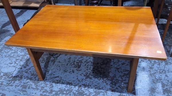 Lot 322 - COFFEE TABLE