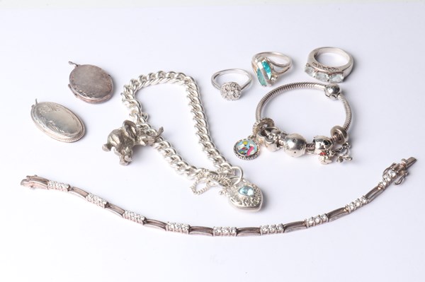 Lot 1036 - JEWELLERY