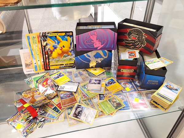 Lot 1111 - POKEMON CARDS