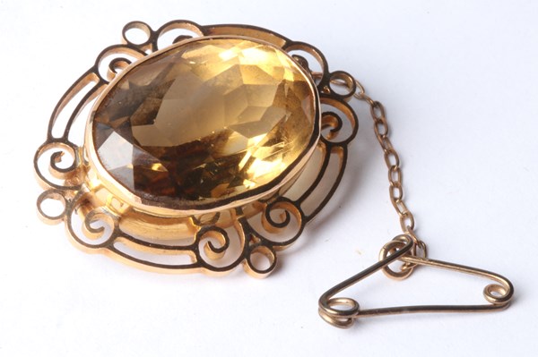 Lot 1001 - GOLD BROOCH