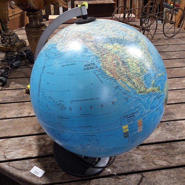 Lot 255 - WORLD GLOBE