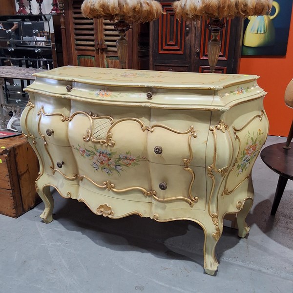 Lot 266 - BOMBE COMMODE