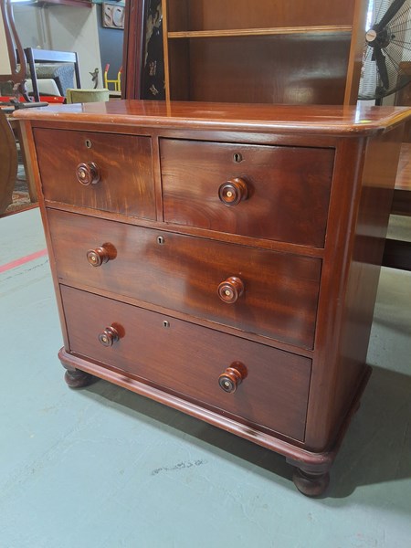 Lot 493 - CHEST OF DRAWERS