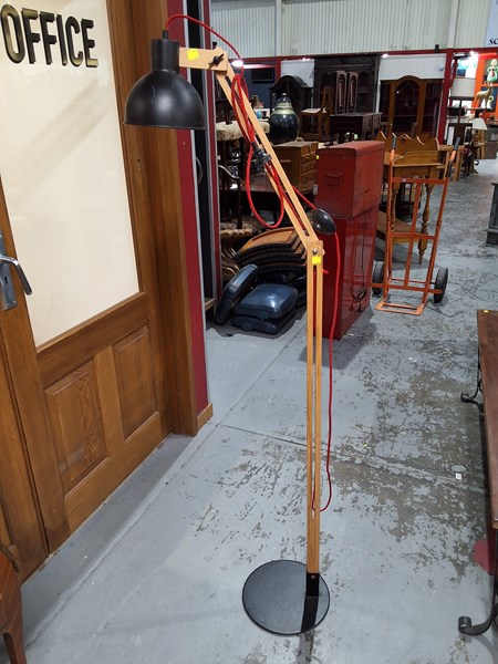 Lot 158 - FLOOR LAMP