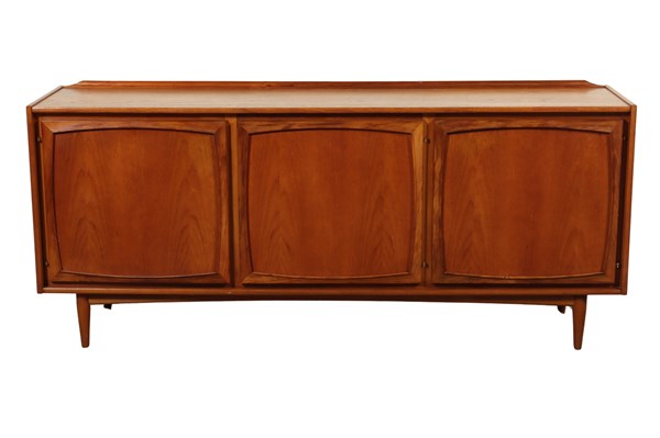 Lot 153 - SIDEBOARD