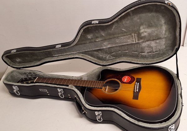 Lot 1391 - FENDER GUITAR