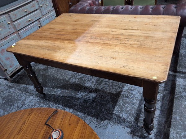 Lot 187 - DINING TABLE