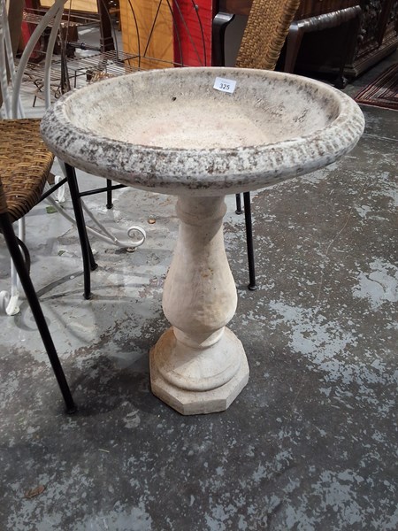 Lot 325 - BIRD BATH