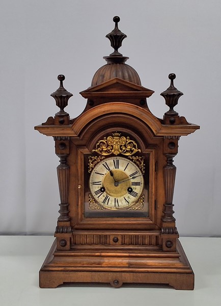 Lot 1323 - MANTEL CLOCK