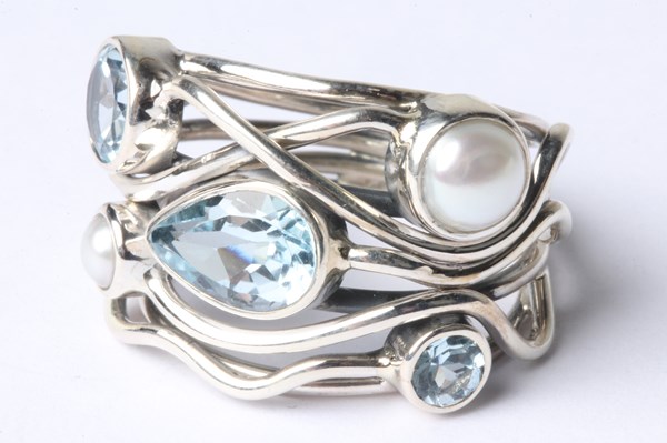 Lot 1028 - SILVER & TOPAZ RING