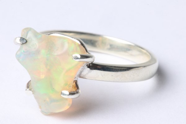 Lot 1024 - SILVER & OPAL RING