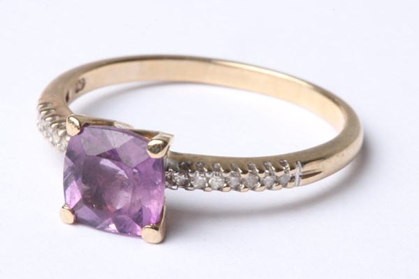 Lot 1016 - GOLD & AMETHYST RING