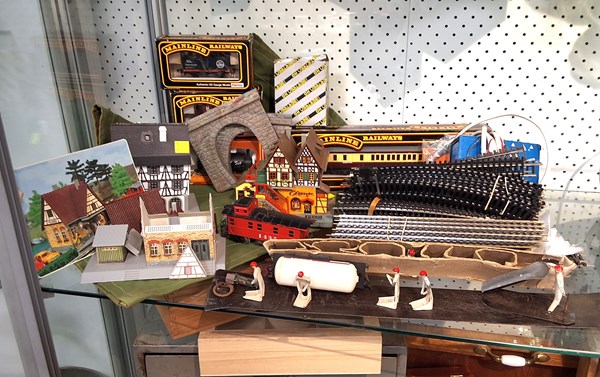 Lot 1237 - TRAIN ITEMS