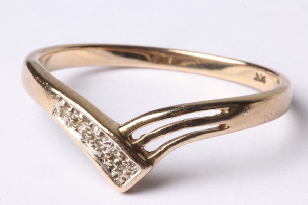 Lot 1020 - GOLD RING