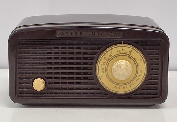 Lot 1320 - BAKELITE RADIO