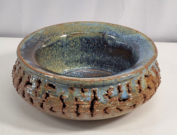 Lot 1323 - STUDIO POTTERY BOWL