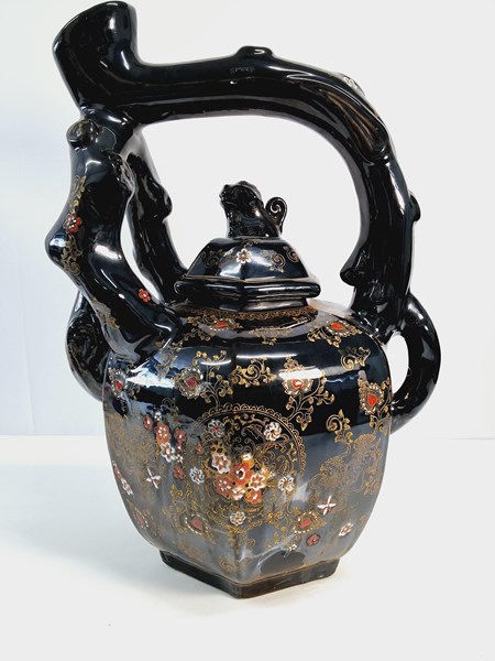 Lot 1066 - DISPLAY TEAPOT