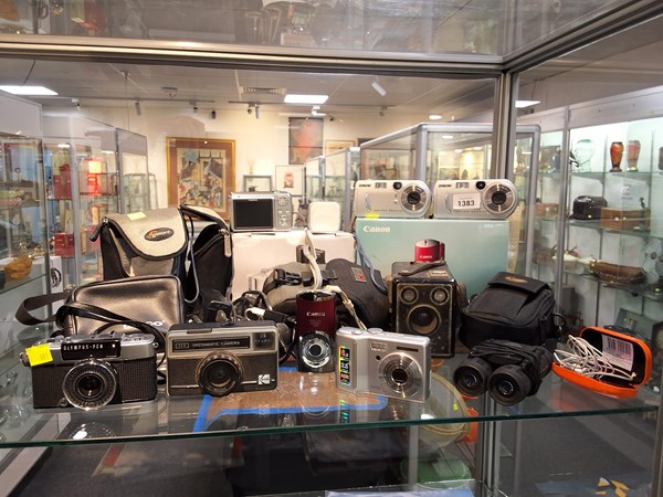 Lot 1383 - COLLECTION OF CAMERAS