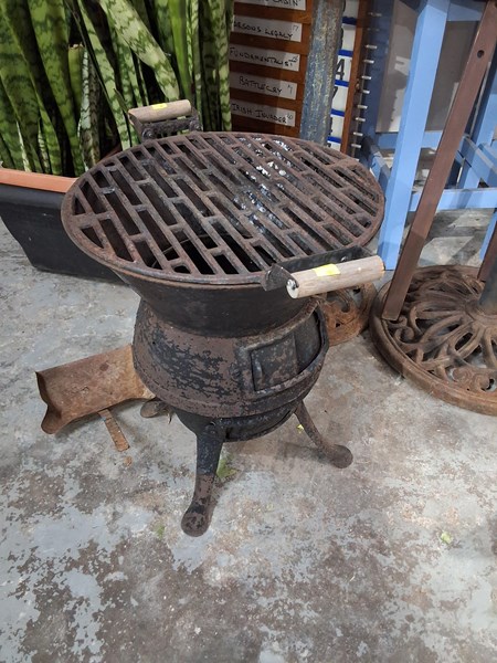 Lot 337 - CAST IRON BBQ